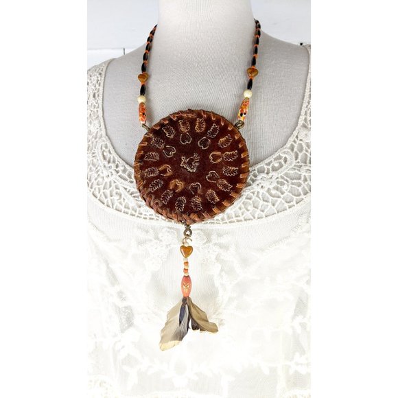 Vintage Indian tribal large round tooled leather coin pendant beaded feather nec - Picture 5 of 7